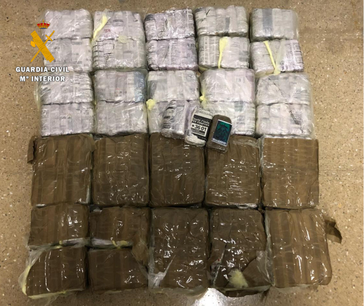 La Guardia Civil descubre un doble fondo en un vehículo con 20,6 kilos de hachís en La Mamola